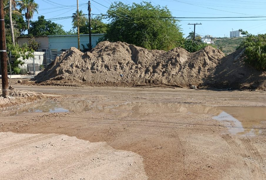 Fuga de agua sobre calle de terracería