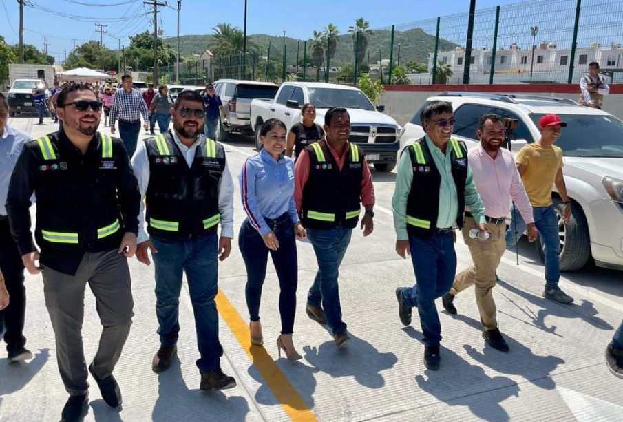 Funcionarios recorriendo calle pavimentada