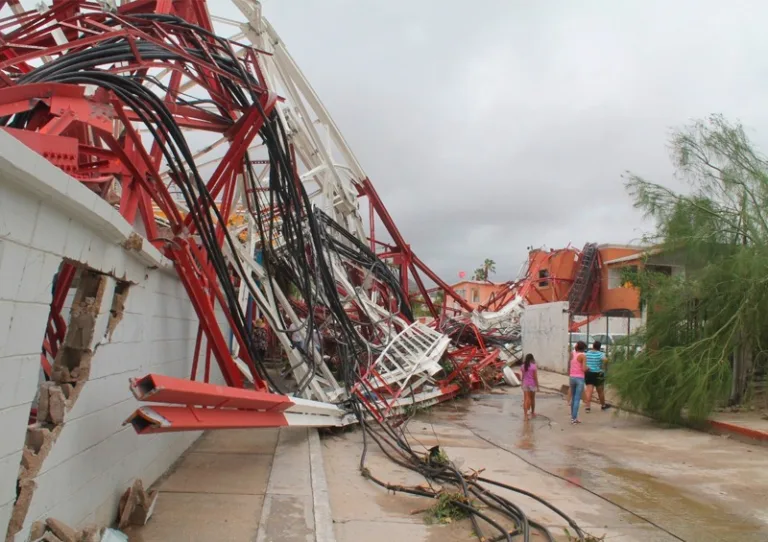 Caida de antena de Telmex desplomada