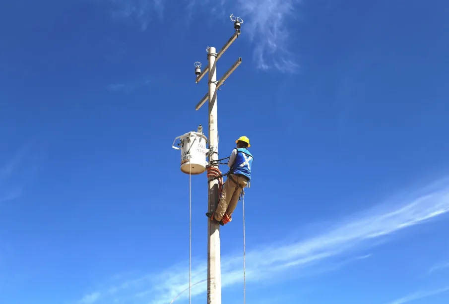 Realizan obras de electrificación.