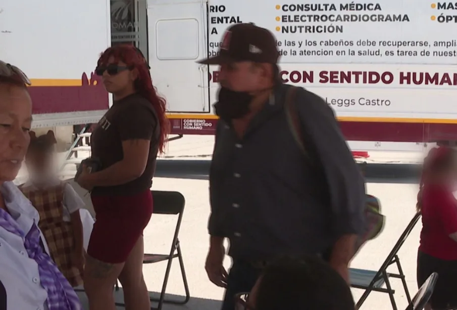 Personas en la Feria de la Salud en Los Cabos.