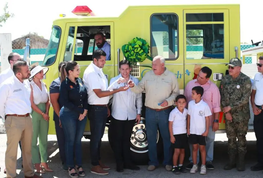 Gober participando en la entrega de Bombera donada por Saint Luke's