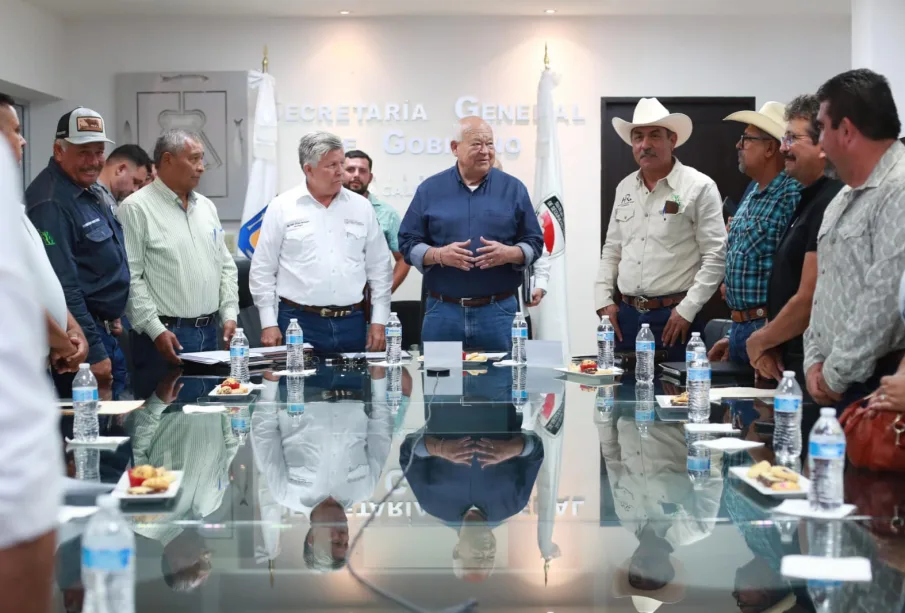 Víctor Castro Cosío reunido con ganaderos de BCS