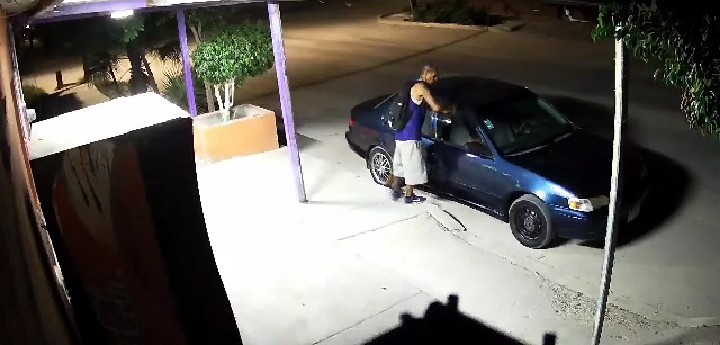 Hombre intentando robar vehículo