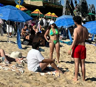 Turistas en playas cabeñas