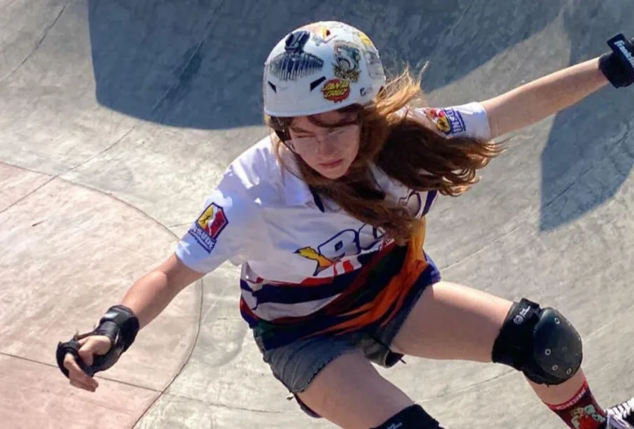 Mujer prácticando skateboarding