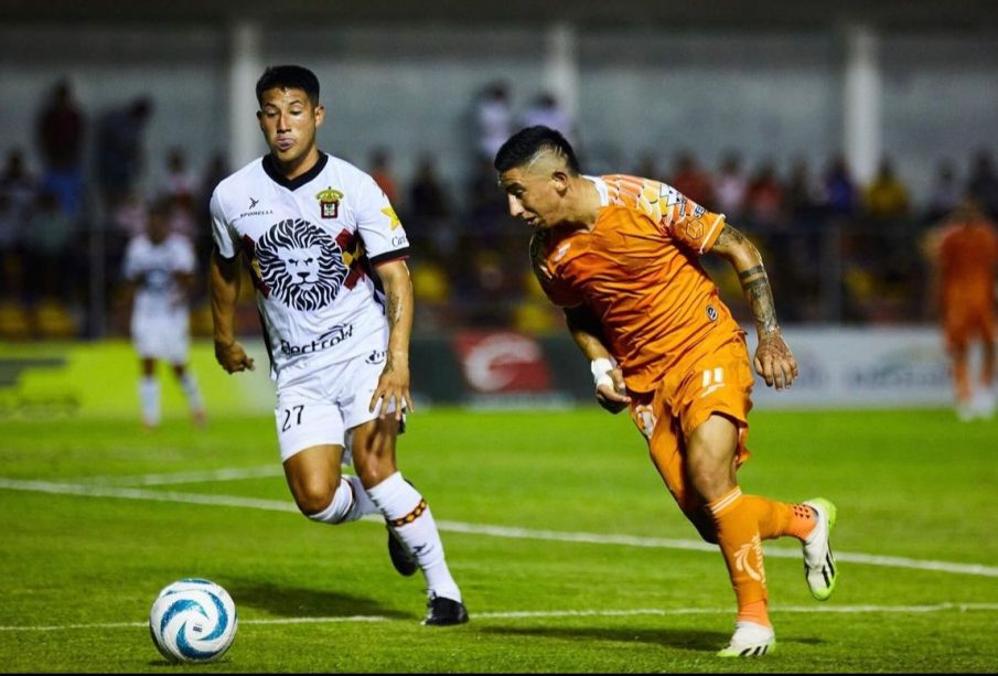 Jugador de Correcaminos a por balon antre Leones