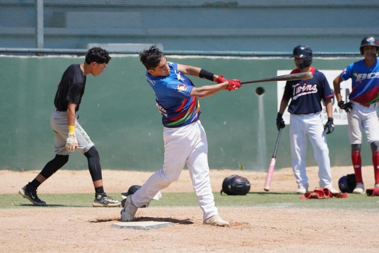 Jugador de beísbol bateando