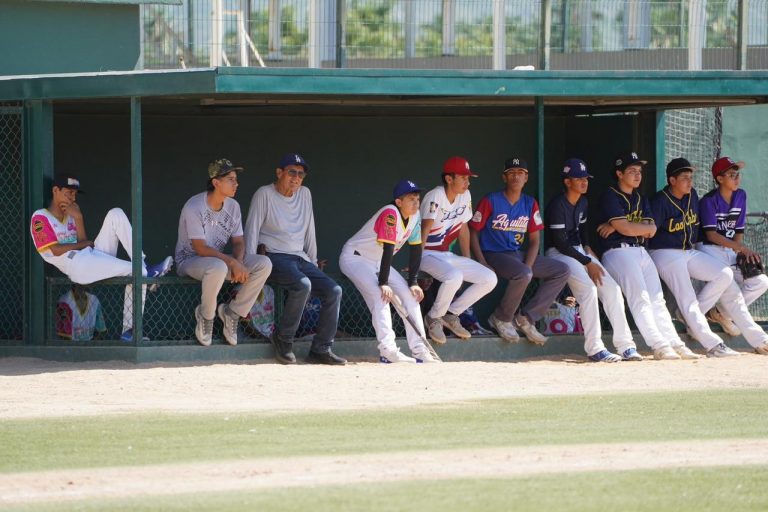 Jugadores de beísbol en espera de turno