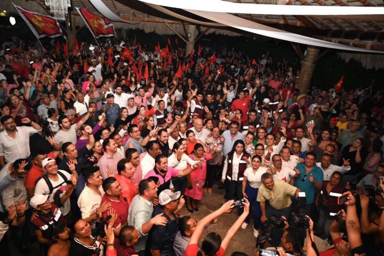 Políticos de Los Cabos reunidos en reunión política