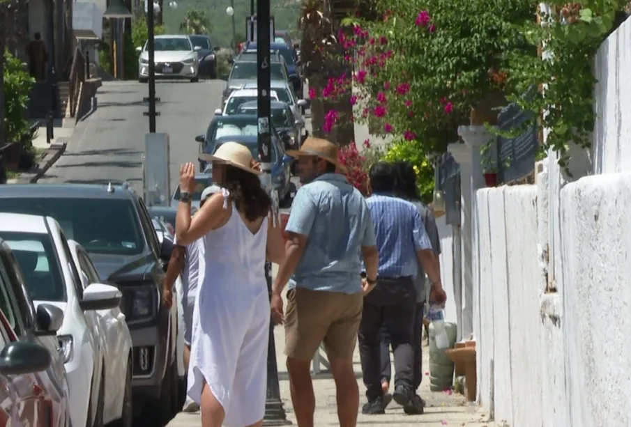 Turistas caminando en Cabo San Lucas