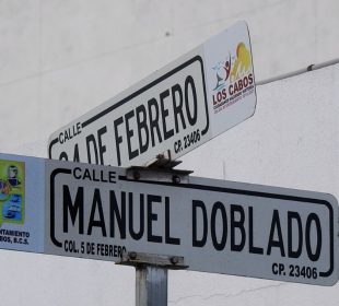 Letrero de calle 24 de Febrero y Manuel Doblado