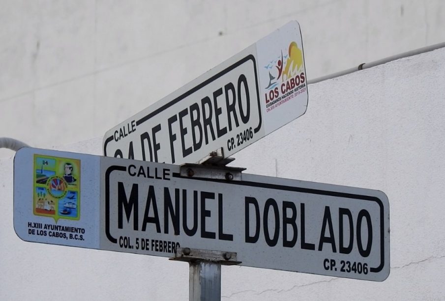 Letrero de calle 24 de Febrero y Manuel Doblado