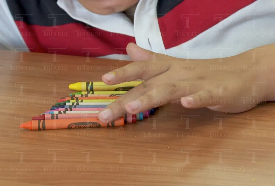 Niño jugando con crayones