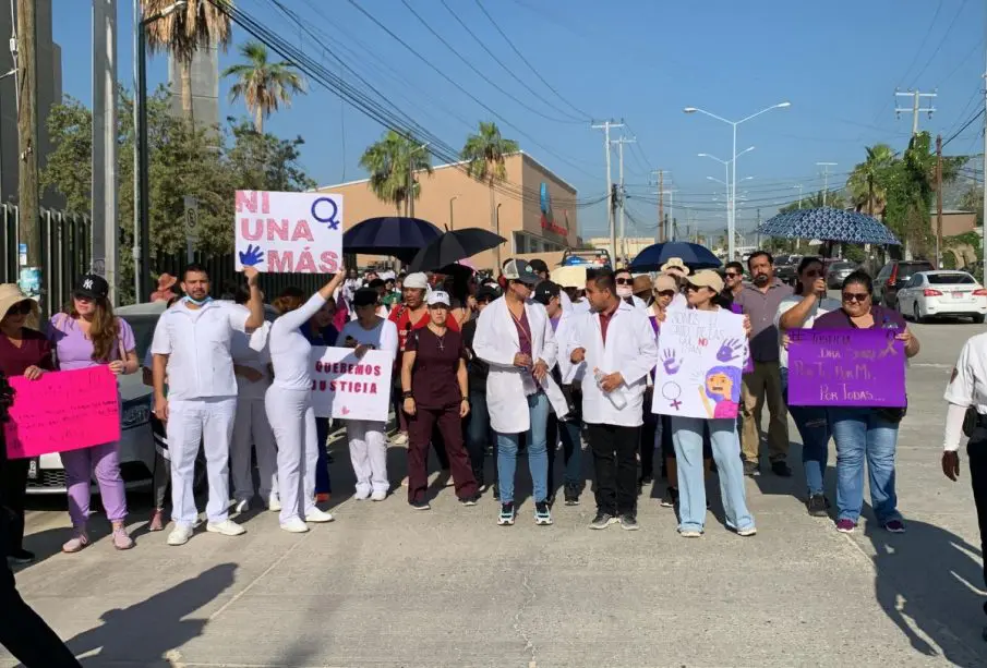 Médicos marchando afuera del IMSS 38