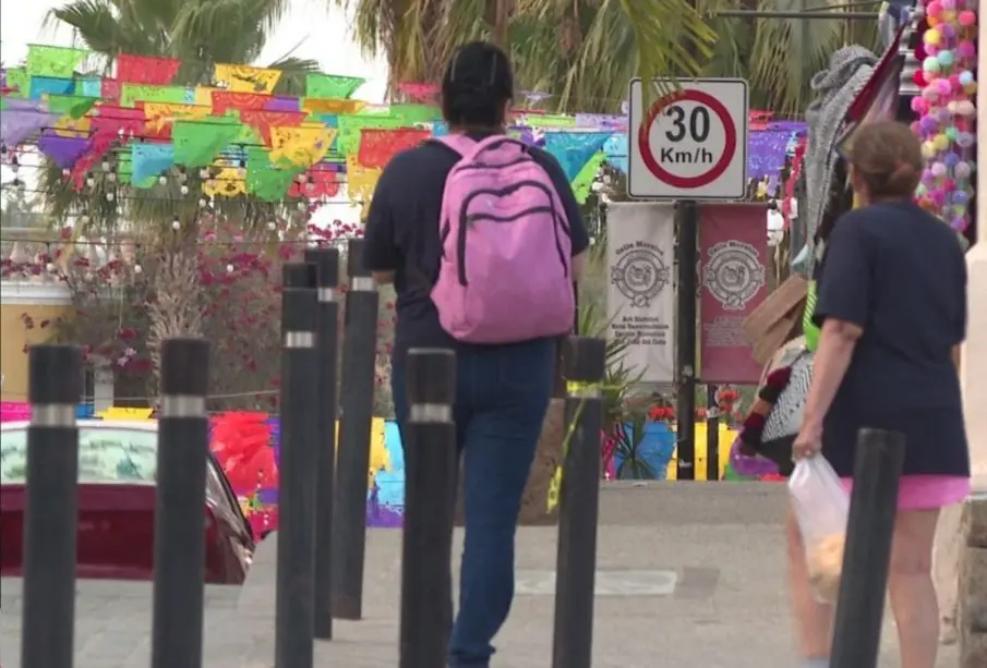 Mujer caminando en el Centro de San José del Cabo