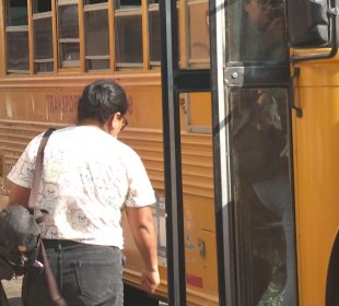 Mujer por subir al camión