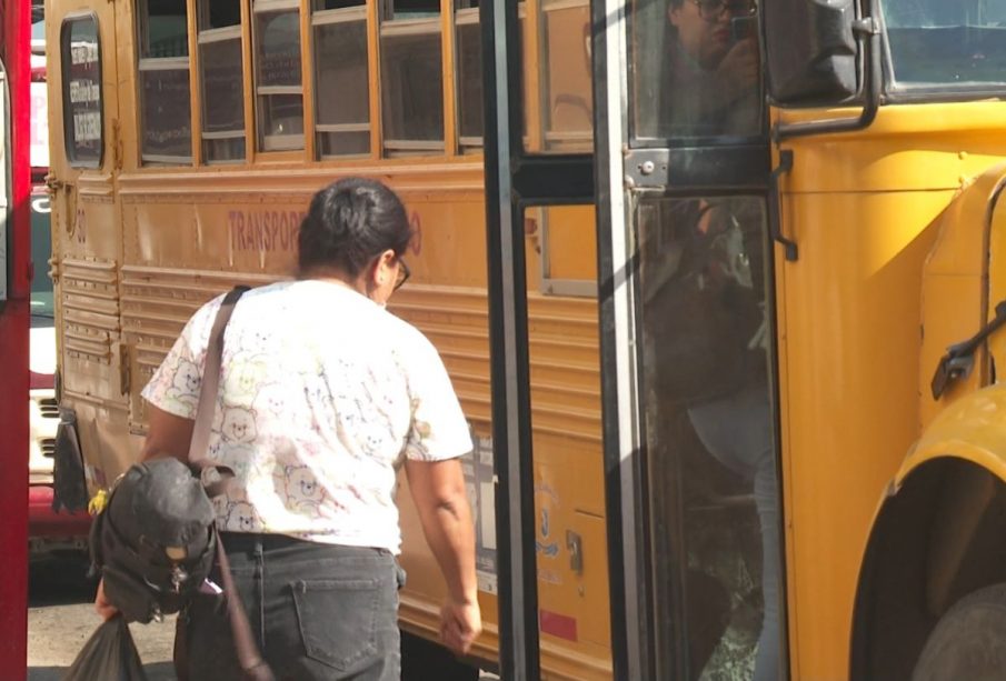 Mujer subiendo al transporte público