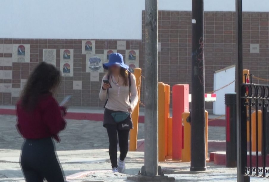 Mujeres caminando por la calle