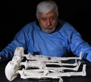 Jaime Maussan con momias de Nazca