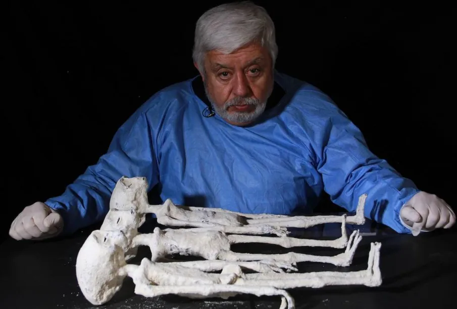 Jaime Maussan con momias de Nazca