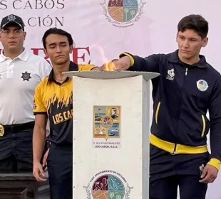 Atleta prendiendo el el Fuego de la Independencia.