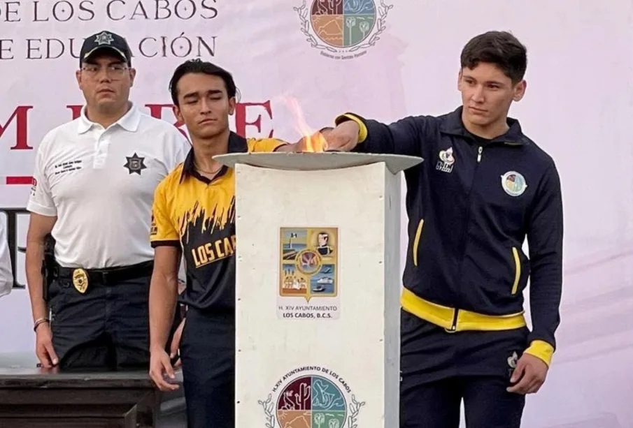 Atleta prendiendo el el Fuego de la Independencia.