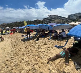 Personas en la playa de Cabo San Lucas