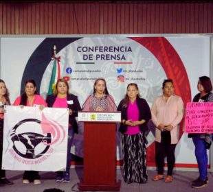 Olga Luz Espinosa Morales en conferencia en pro del Gremio Rosa de BCS