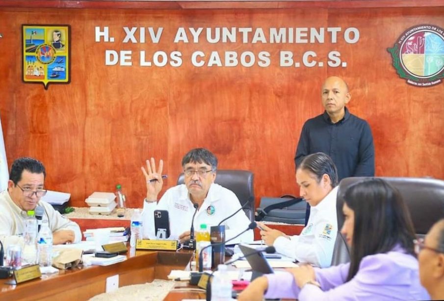 Oscar Leggs levantando la mano en sesión de Cabildo