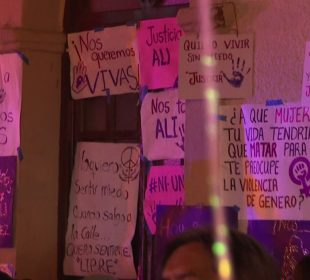 Pancartas colocadas en pared por feminicidios