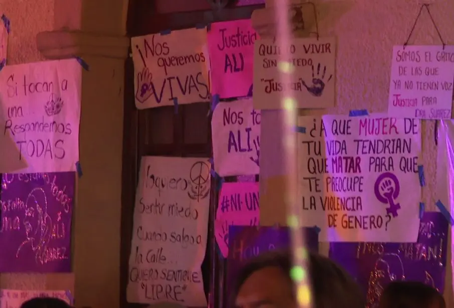 Pancartas colocadas en pared por feminicidios