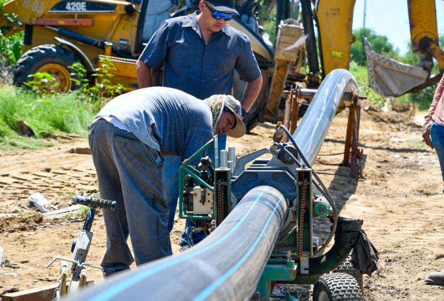 Personal del OOMSAPAS arreglando tuberías