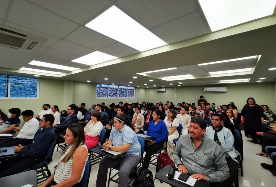 Personas en salón de clases de la UABCS