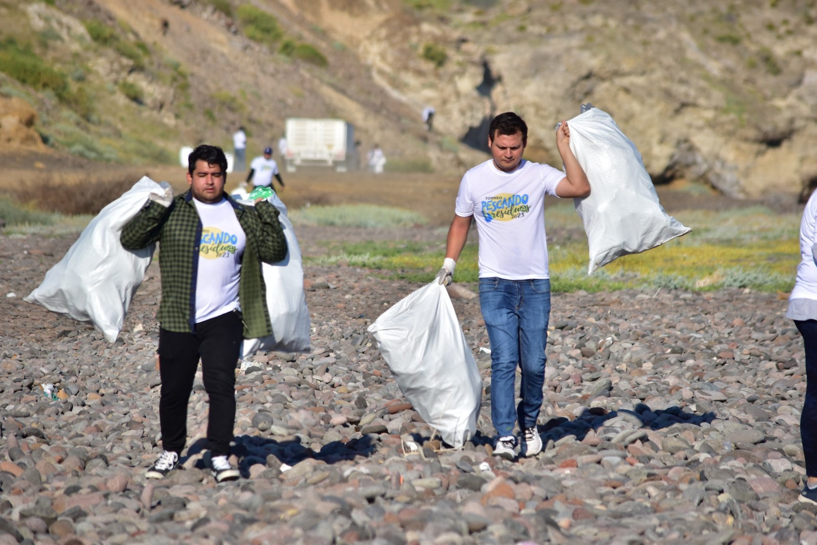 Personas recogiendo basura en Santa Rosalía