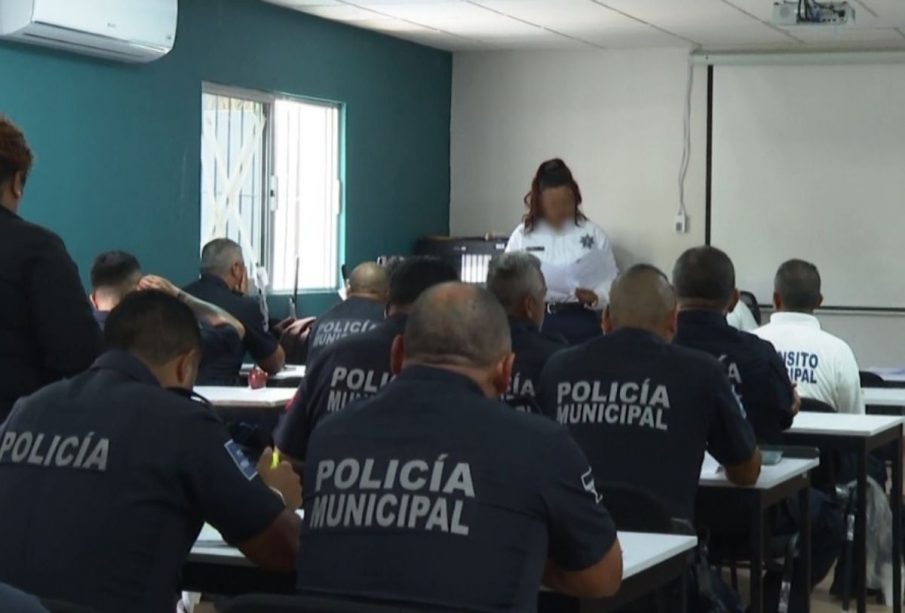 Policías Municipales de Los Cabos tomando clases