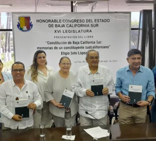 Eligio Soto López y acompañantes en la presentación de su libro