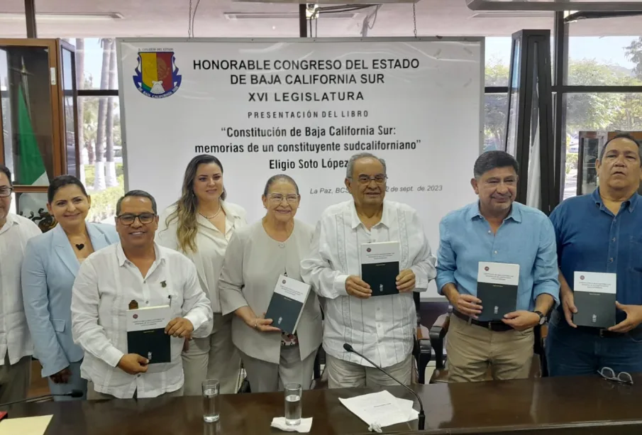 Eligio Soto López y acompañantes en la presentación de su libro