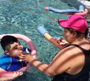 Niño y su mama en el agua