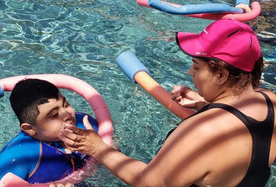 Niño y su mama en el agua