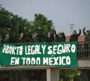 Mujeres con cartel que dice: Aborto legal y seguro en todo México.