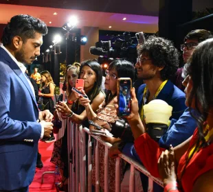 Tenoch Huerta en alfombra roja en Festival de Cine Los Cabos