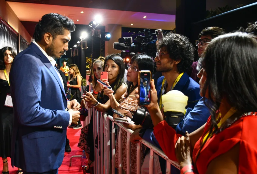 Tenoch Huerta en alfombra roja en Festival de Cine Los Cabos