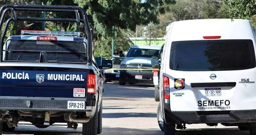 Camioneta de Seguridad Pública y Semefo