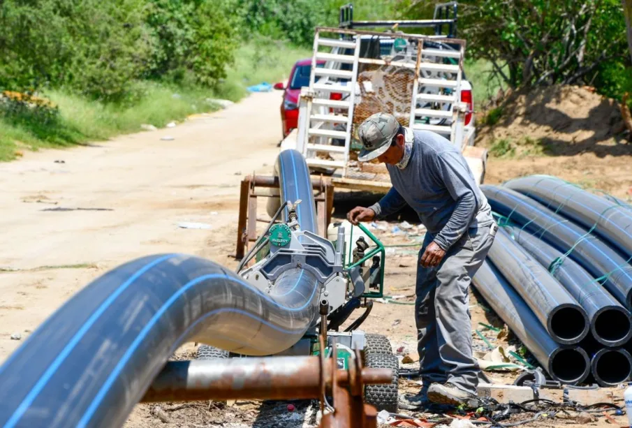 Personal del OOMSAPAS instalando tubería