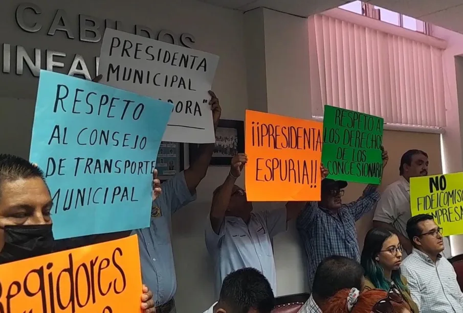 Transportistas manifestándose en la sesión de Cabildo