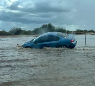 Automóvil estancado en el arroyo Pino Payas.