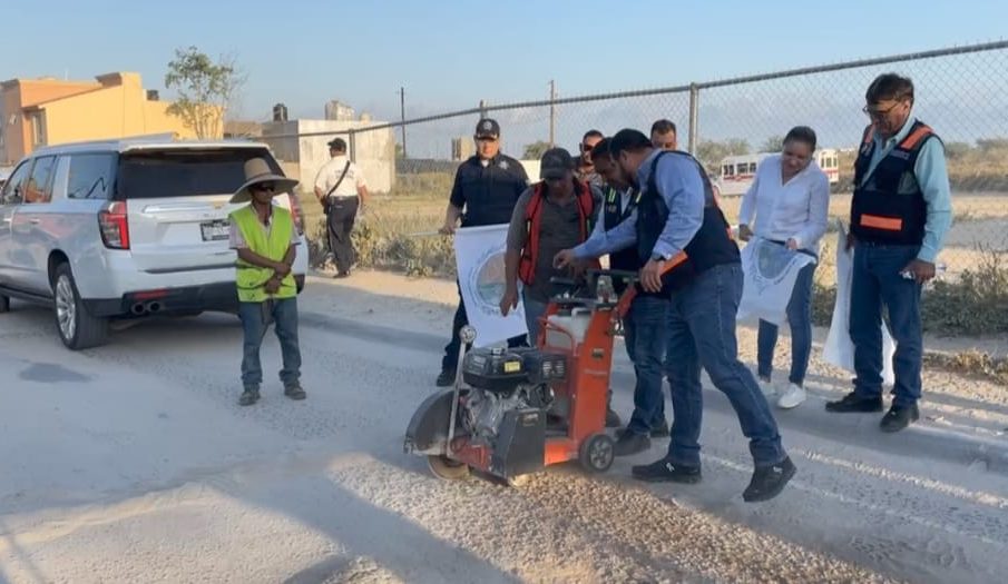 autoridades en arranque del programa de bacheo