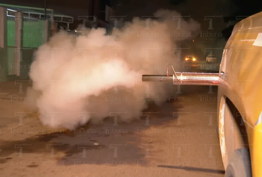 Camioneta de la SSA fumigando las calles de La Paz.