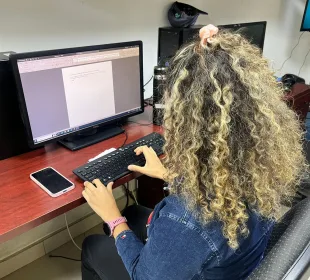 Mujer trabajando en computadora